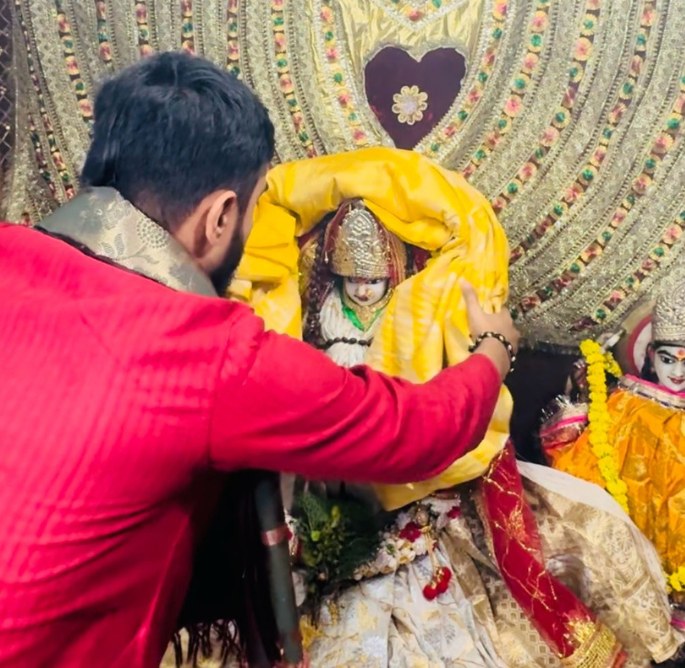 Saree Offer to Maa Baglamukhi