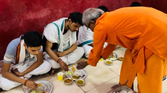 11 Sadhu & Pilgrim Bhojan