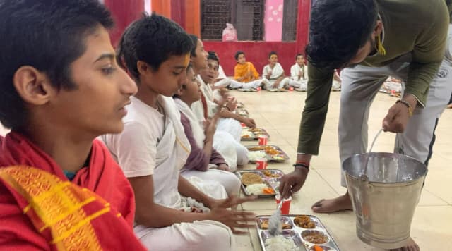 11 Sadhu & Pilgrim Bhojan