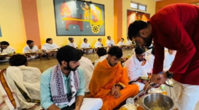 21 Sadhu & Pilgrim Bhojan